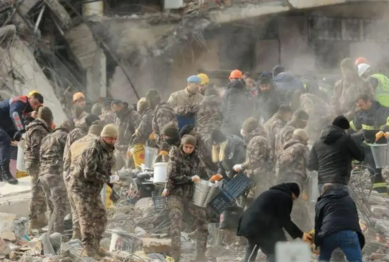 В Алеппо спасатели вытащили из-под завалов новорожденного ребенка - СМИ