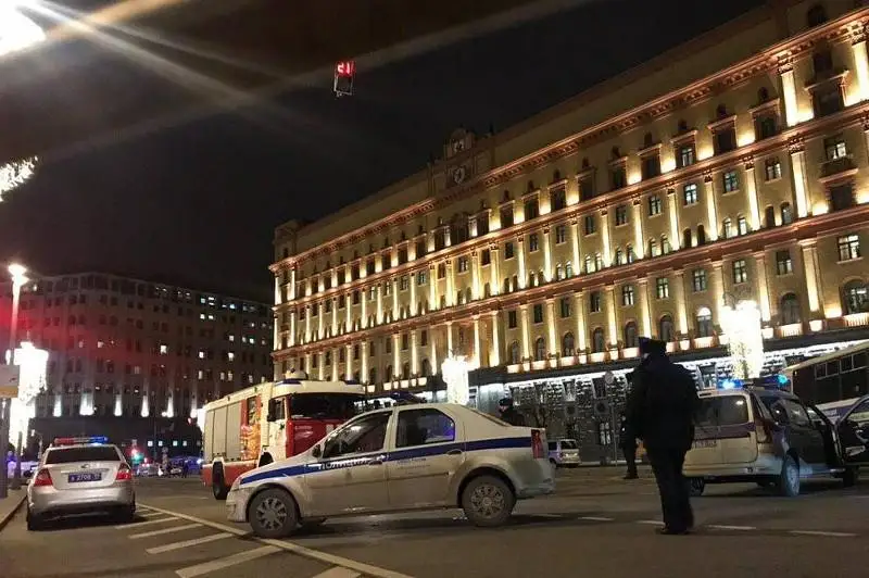 Неизвестный открыл стрельбу в центре Москвы