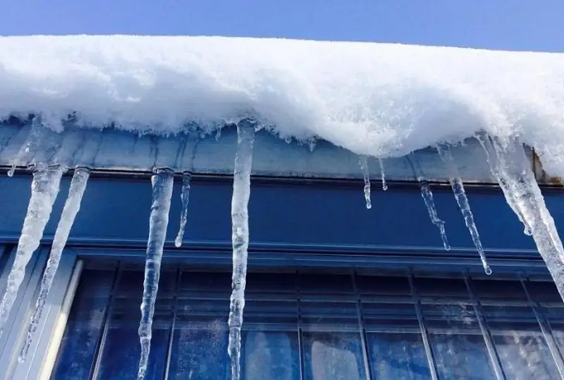 Жителей Астаны предупредили об опасности схода наледи и снега с крыш
