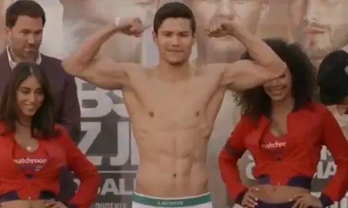 Данияр Елеусинов прошел взвешивание перед боем с экс-чемпионом WBC