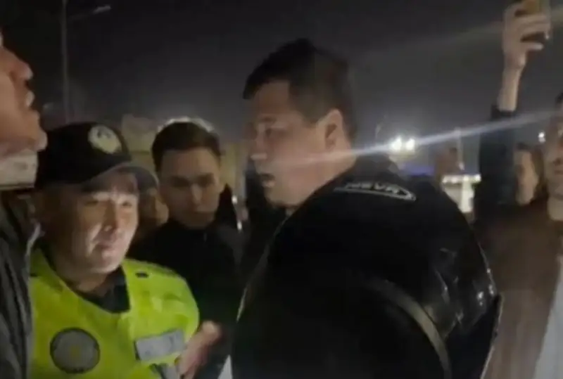 Толпа помешала полицейскому оформить мопедиста: в ДП Алматы пояснили видео