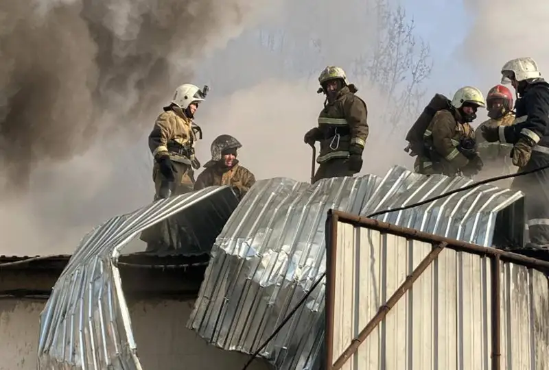 Тушение склада в Алматы осложняется плотной загрузкой товарами