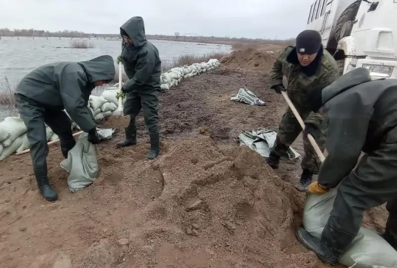 Борьба с паводками в ЗКО: спасатели эвакуировали 149 человек