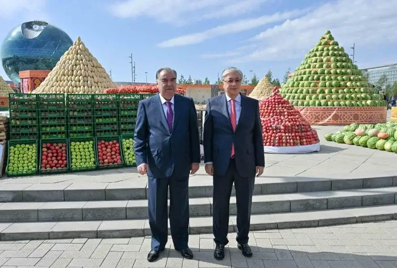 Президенты Казахстана и Таджикистана осмотрели выставку-ярмарку сельскохозяйственных и промышленных товаров