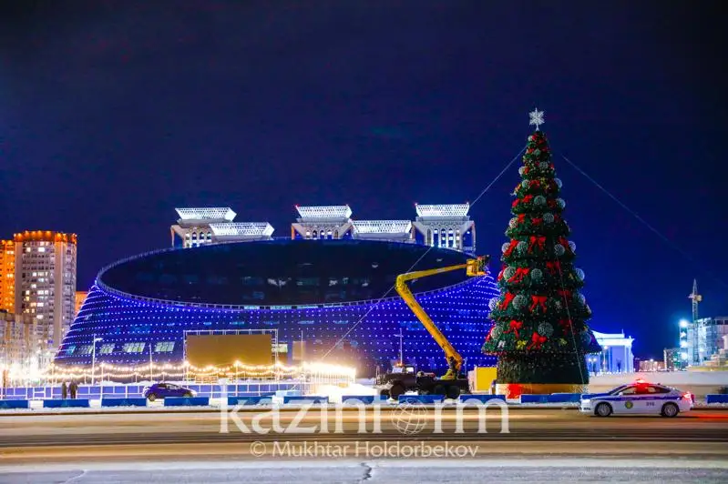 33 новогодние ёлки установили в разных частях столицы к Новому году