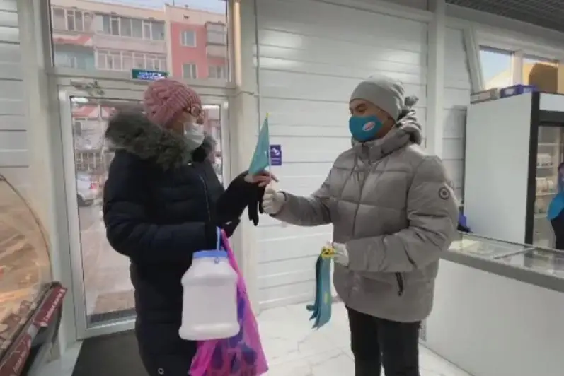 Волонтеры раздали казахстанские флажки жителям Кокшетау