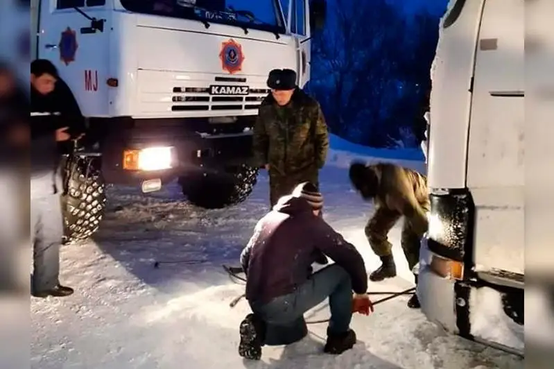 Шымкентские спасатели оказали помощь застрявшим на автодороге Алматы - Шымкент