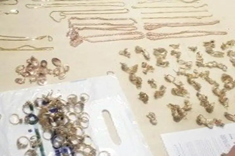 Украшения на 7 млн тенге попыталась провезти из Стамбула в Актау предприимчивая казахстанка