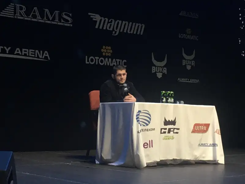 О чем говорили фанаты с Хабибом Нурмагомедовым в Алматы