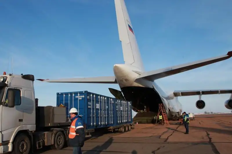 Первые спутники британской компании OneWeb доставлены на Байконур