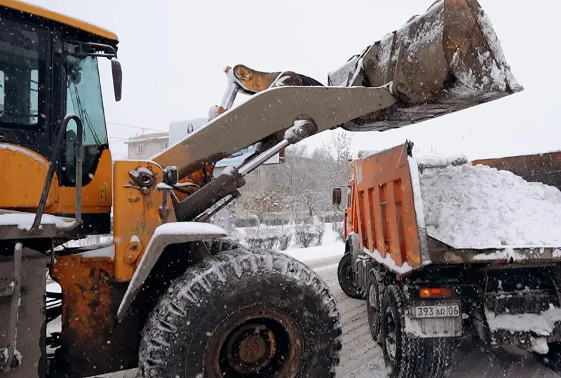 Третий день ведутся снегоуборочные работы в Атырау