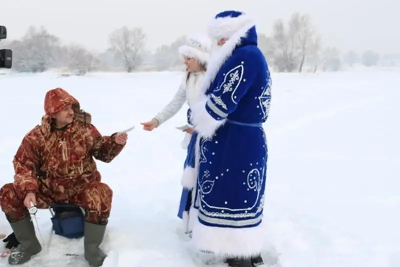 Дед Мороз и Снегурочка посетили места подледной рыбалки в ВКО