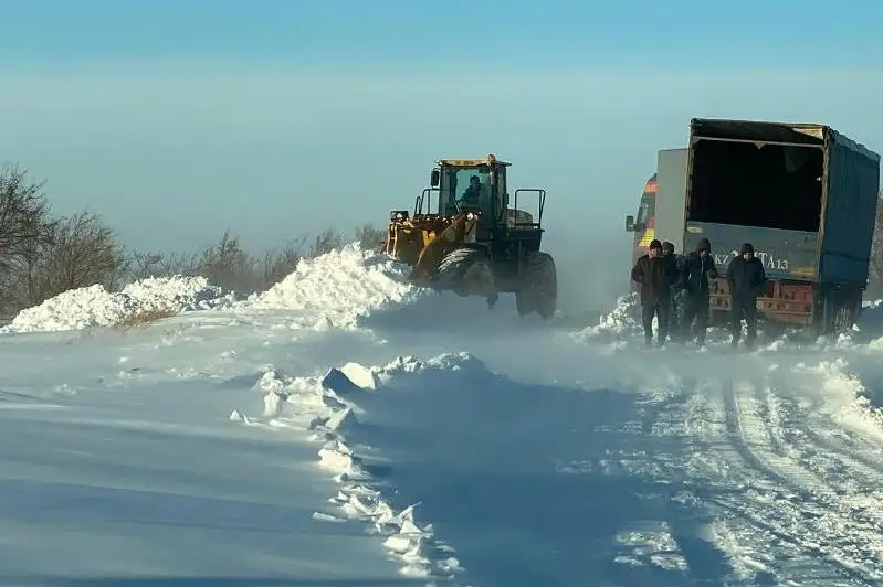 55 машин оказались в снежном плену на трассе в Павлодарской области