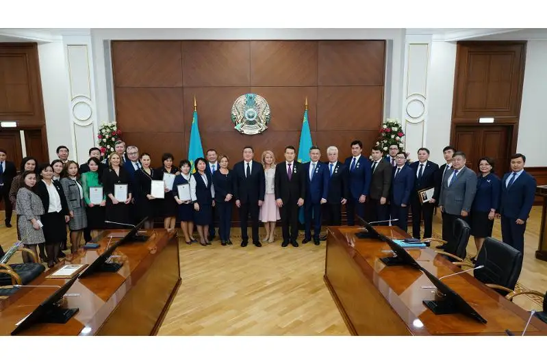 Аскар Мамин вручил государственные и партийные награды ко Дню Независимости