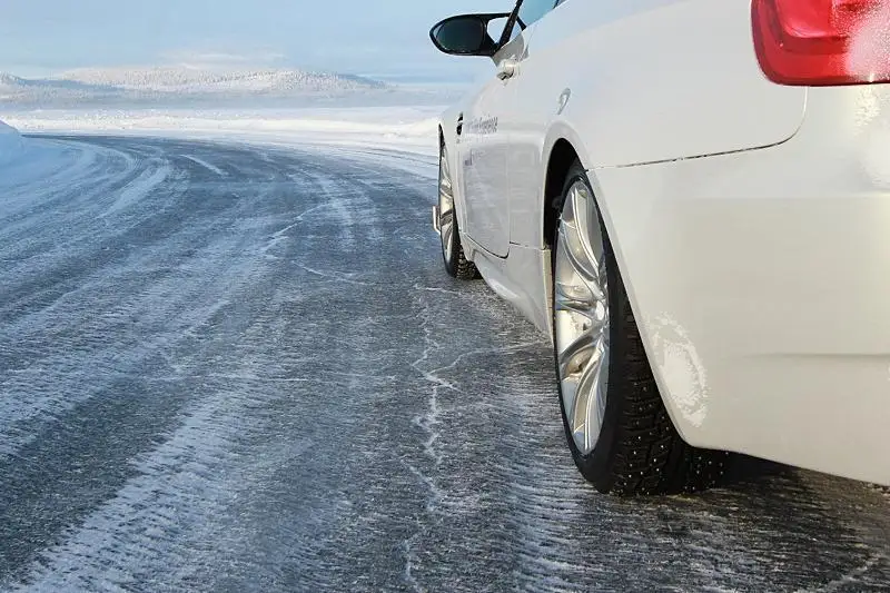 Из-за гололеда для всех видов транспорта закрыта автодорога Астана-Коргалжын