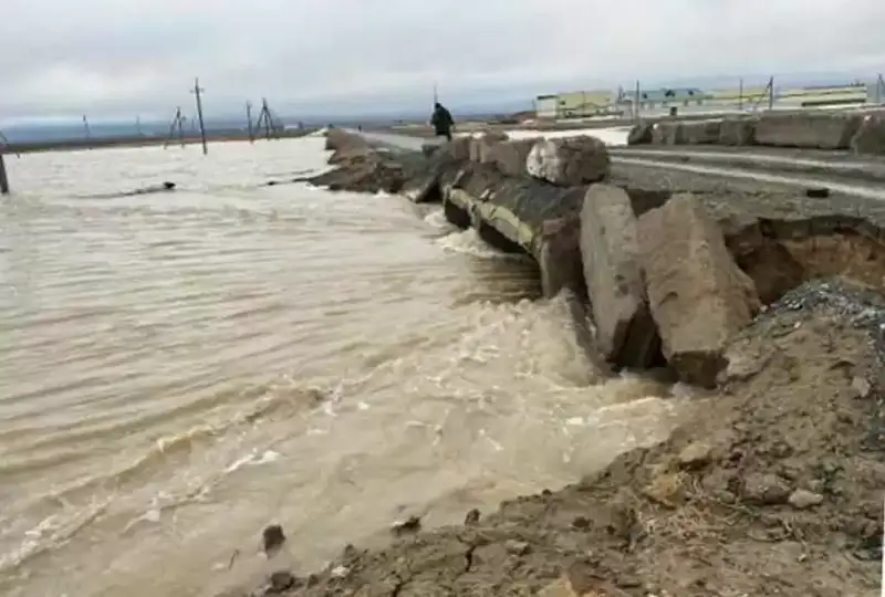 Почти 11 тысяч кубометров талой воды откачено с улиц Актобе за сутки
