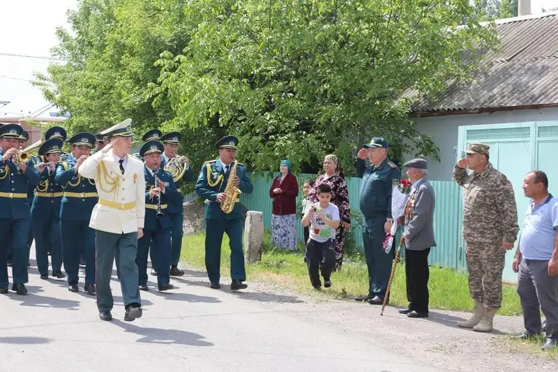 Марш Победы исполнили музыканты военного оркестра для фронтовика в Таразе