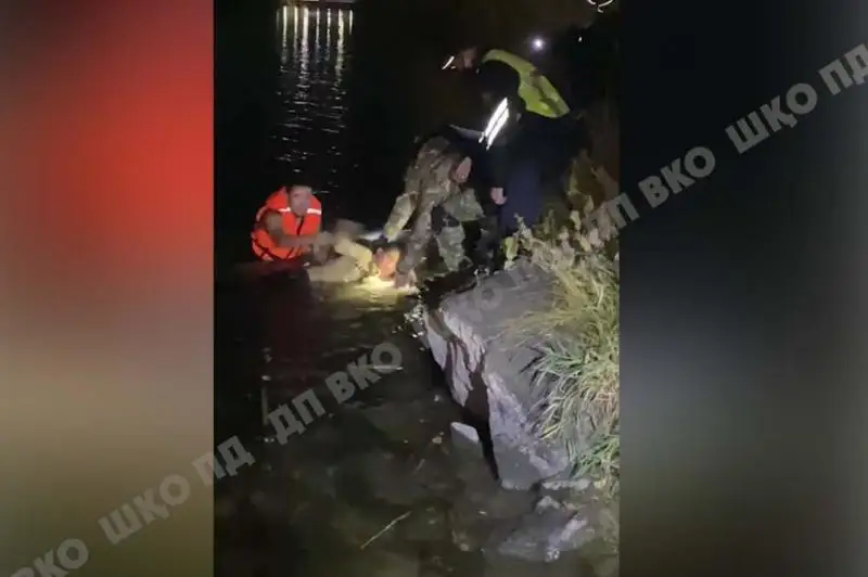 Cпрыгнувшего с моста мужчину спасли полицейские в Усть-Каменогорске