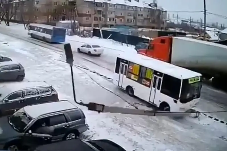 Автобус въехал в столб в Петропавловске: оштрафован водитель маршрутки