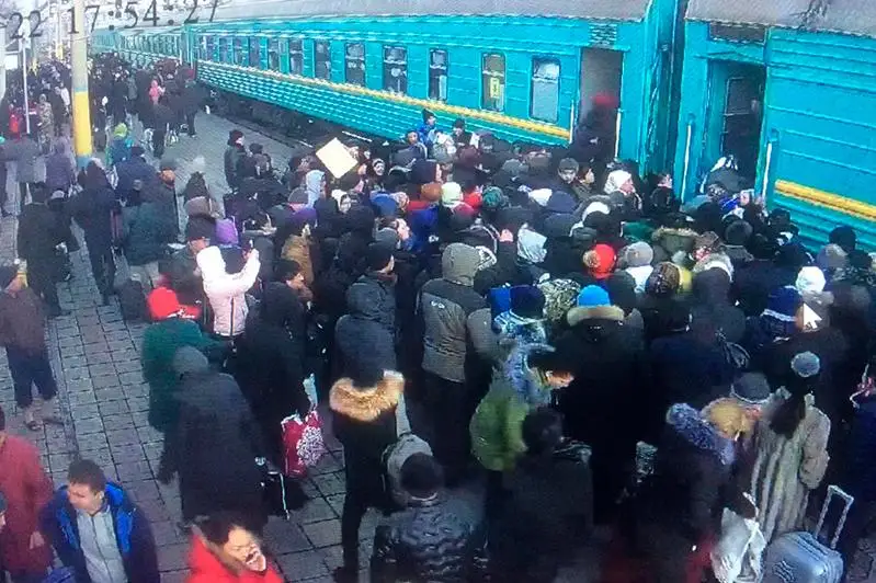 Оказавшимся  в заторах на трассе 1 500 пассажирам транспортные полицейские помогли уехать поездом