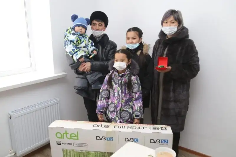 Ключи от квартир по программе «Нұрлы жер» вручили медработникам в Караганде