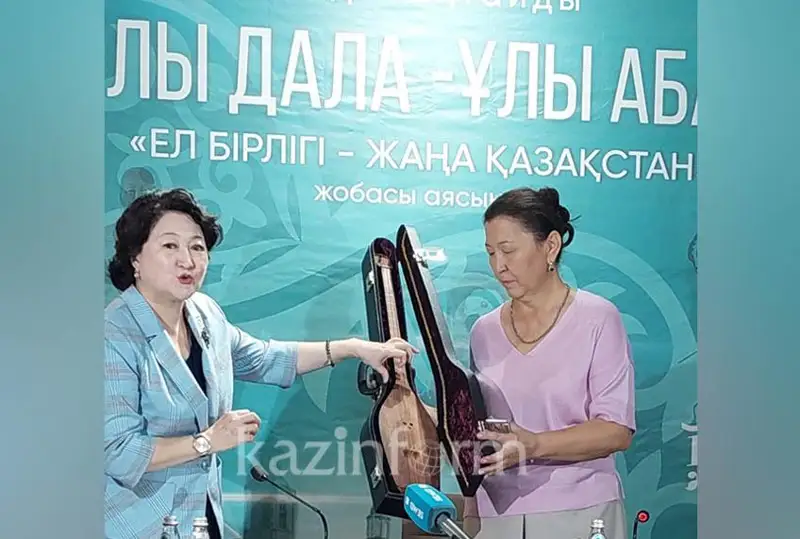 Трехструнную домбру подарили музею Абая в Семее