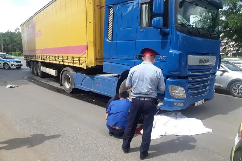 Грузовик сбил насмерть женщину в Уральске