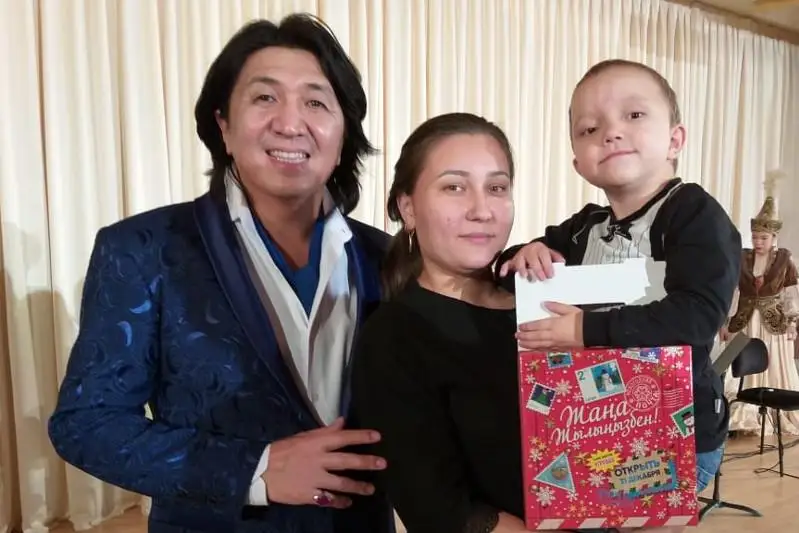 Певец Ержан Нургалиев из Москвы поздравил особенных детей Нур-Султана