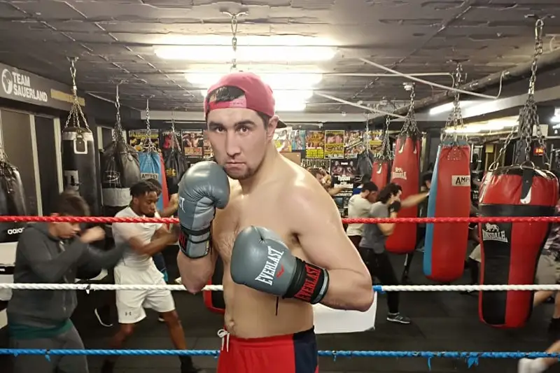 Айдос Ербосынулы нокаутом выиграл бой за титулы чемпиона WBA, WBC и WBO