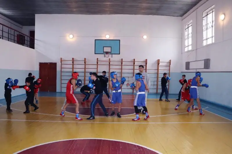 Сотрудники СОБРа провели зарядку с воспитанниками детдома в Шымкенте