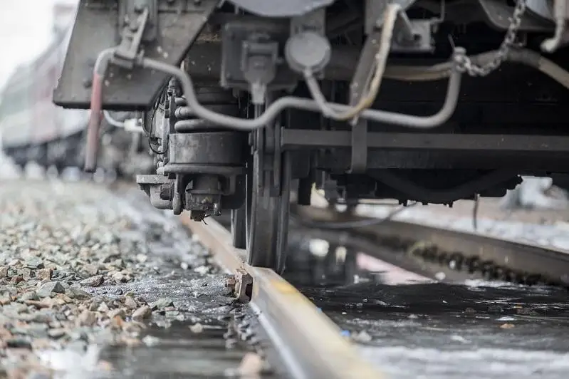 Грузовик застрял перед движущимся поездом на участке Караганда-Сортировочная  - Нур-Султан