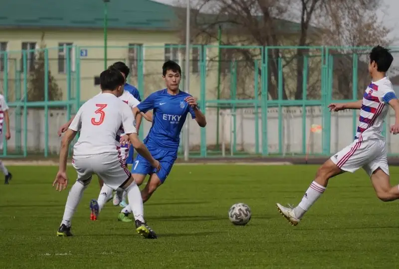 Отбор кандидатов для юношеской сборной Казахстана по футболу проходит в Таразе