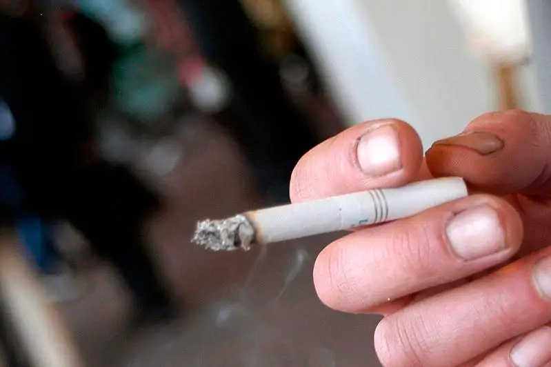 Более 4 тысяч казахстанцев оштрафовали за курение в общественных местах
