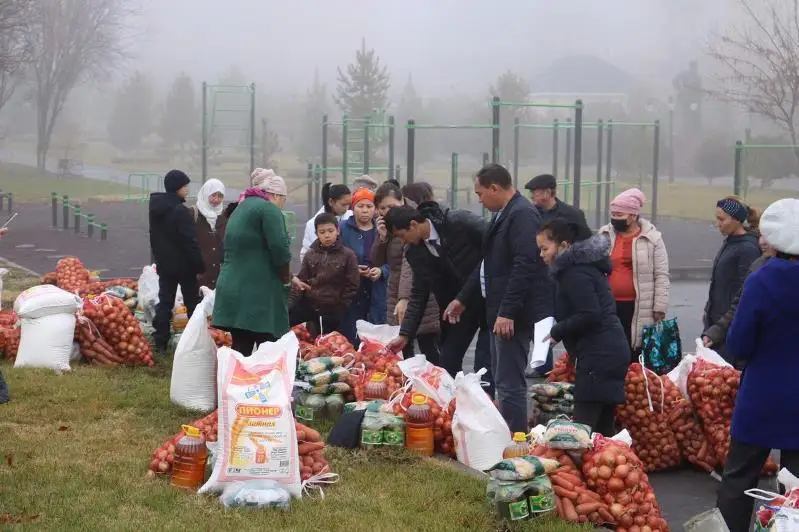 В рамках благотворительной акции 70 семей в Шымкенте получили помощь