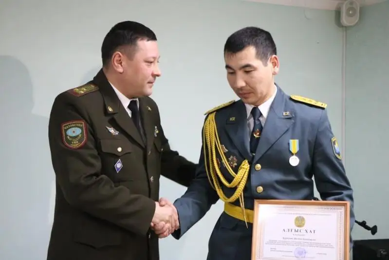 Офицер Нацгвардии вынес 5 газовых баллонов из горящего дома