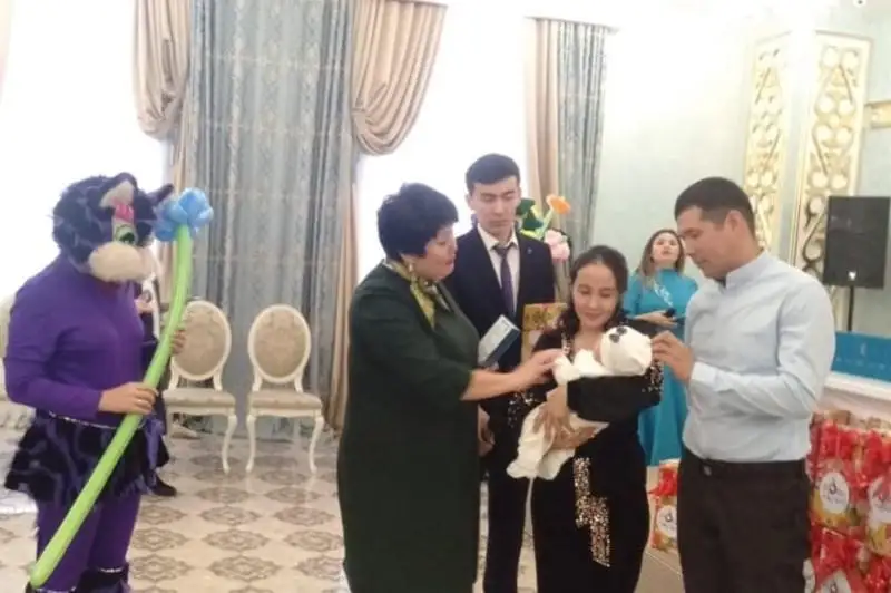 20 малышей в Актобе получили свидетельства о рождении ко Дню независимости