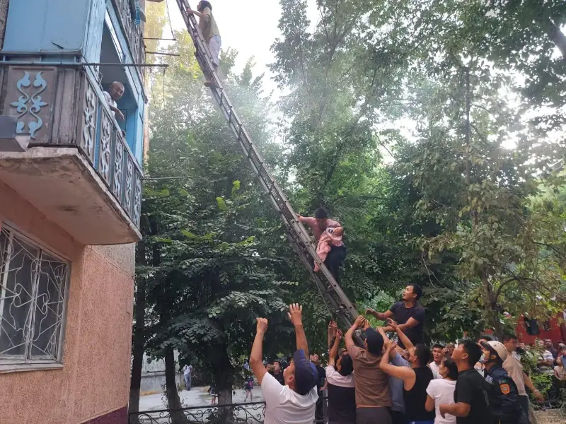 Пятерых спасли, 25 человек эвакуировали при пожаре в Таразе