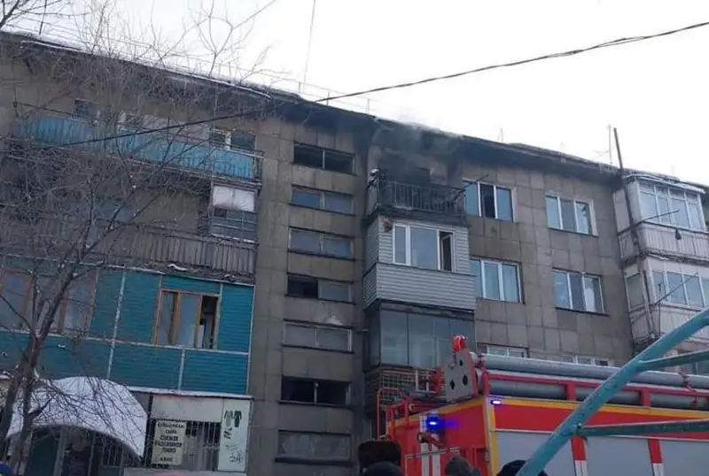 Пожарные вынесли пять газовых баллонов из горящей многоэтажки в Алматинской области
