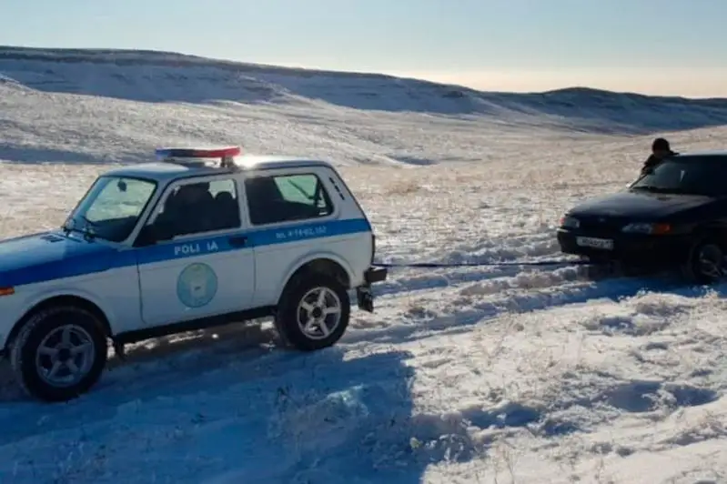 Застрявшим в непогоду автовладельцам помог участковый инспектор в Туркестанской области
