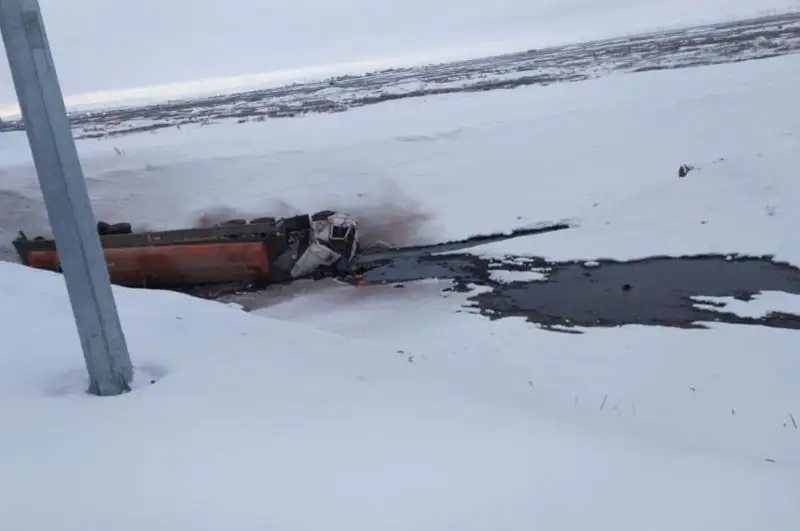 15 тонн серной кислоты разлилось при опрокидывании грузовика в Карагандинской области