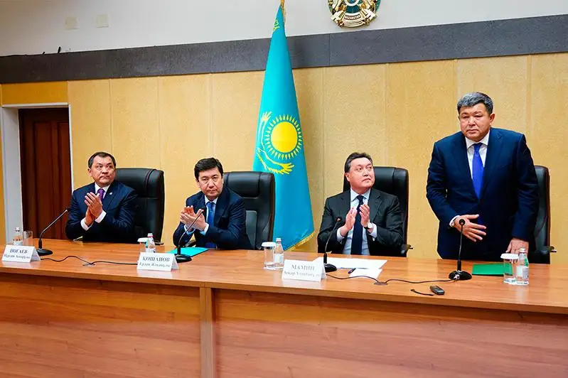 Аскар Мамин представил нового акима Атырауской области активу региона