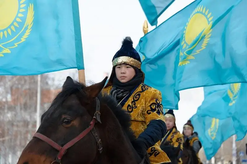 Конная колонна из 10 наездников стала настоящим украшением праздника Независимости в Костанае