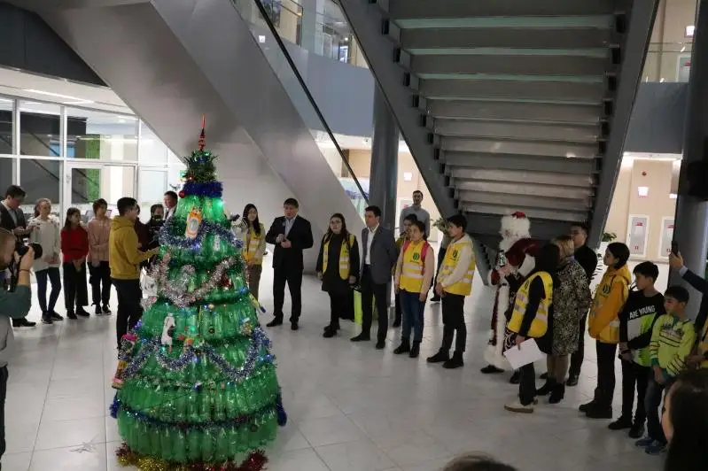 Елку из пластиковой тары установили в Нур-Султане