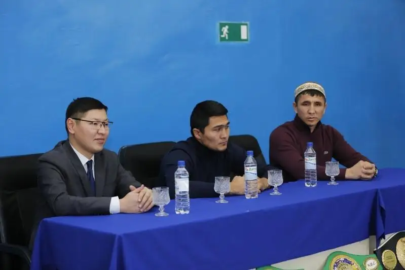 Непобежденные казахстанские боксеры встретились в Атырау с болельщиками