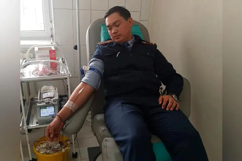 Полицейские Алматинской области начали сдавать кровь пострадавшим в авиакатастрофе