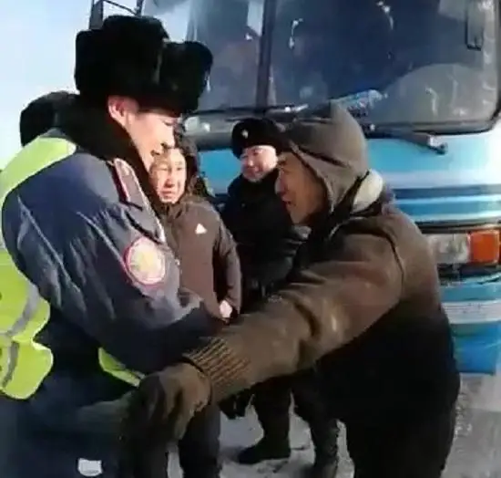 В Павлодарской области 56 спасенных полицией пассажиров из Узбекистана продолжили путь домой