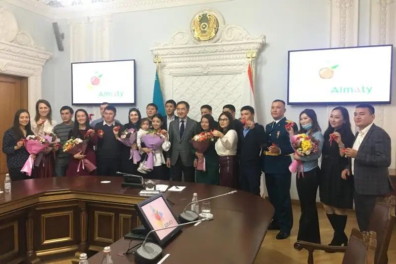 Аким Алматы вручил ключи от квартир работающей молодежи