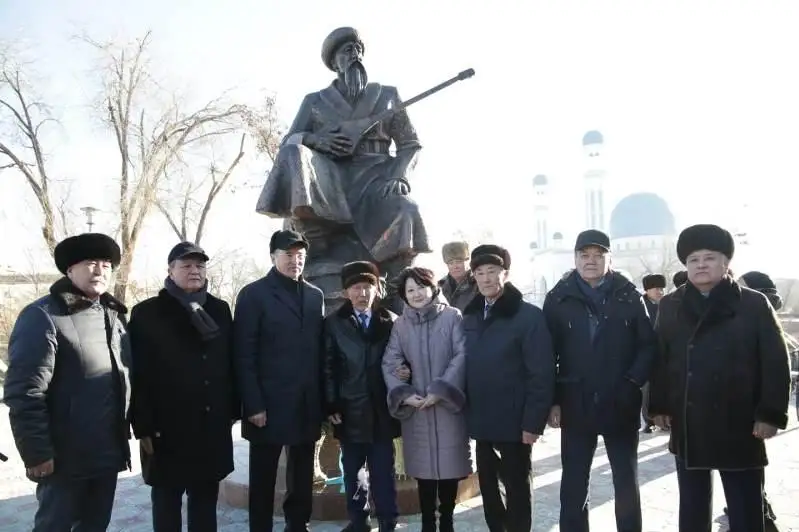 Памятник Кенену Азербаеву открыли в Жамбылской области