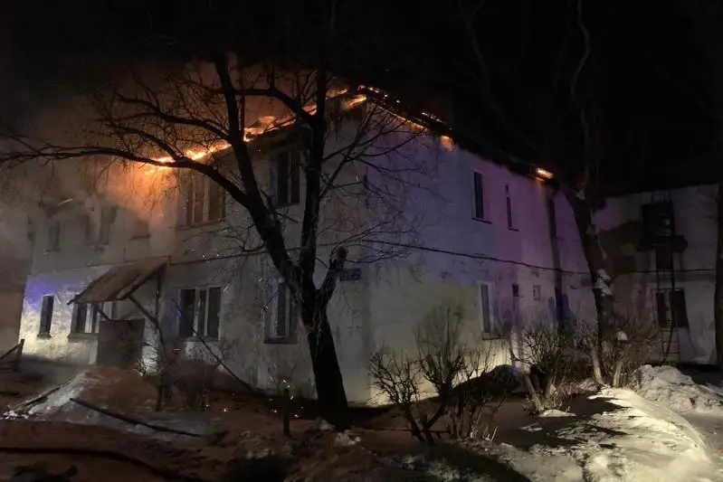 Пожар в двухэтажке тушили несколько часов в карагандинском поселке