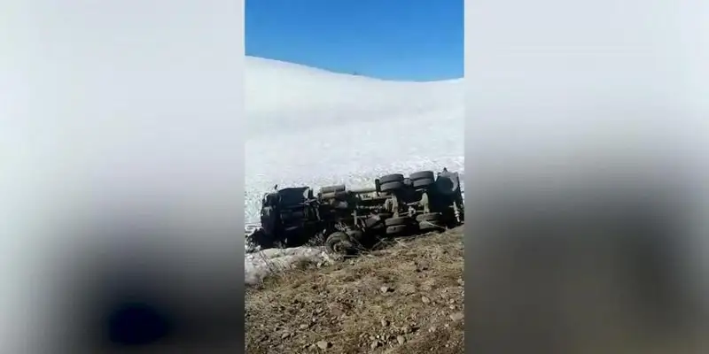 Триста литров серной кислоты вылилось на дорогу при аварии с большегрузом в ВКО